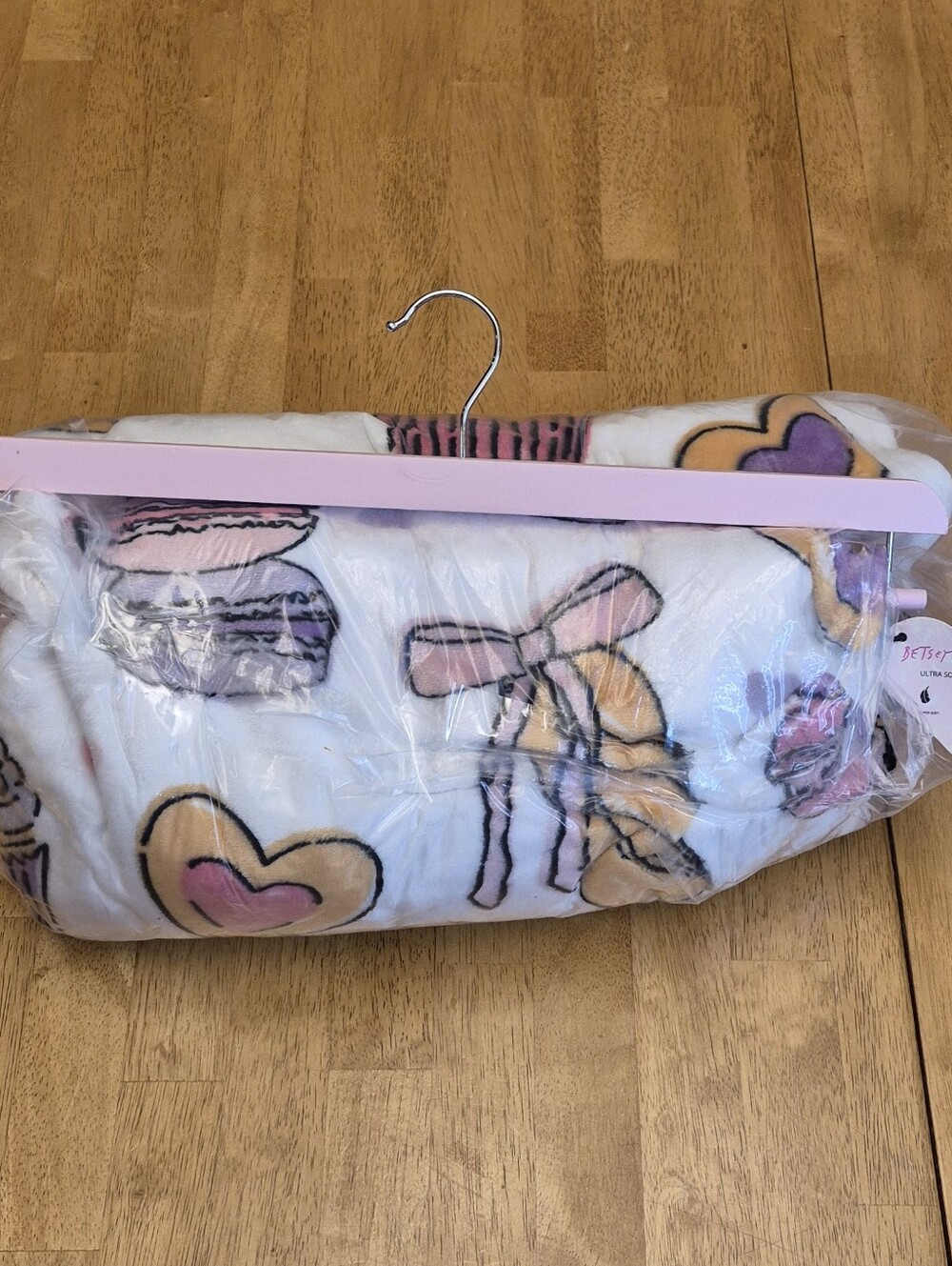 Betsey Johnson Super Soft Plush Blanket Sweet Treats Coquette Cupcake Macaroon - Picture 7 of 7
